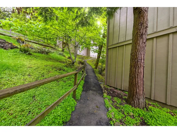 $310,000 | 417 Stonewood Drive, Eugene, OR 97405