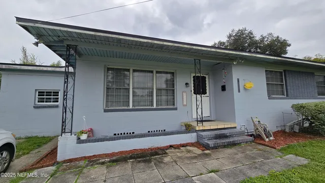 a bench is sitting in front of a house
