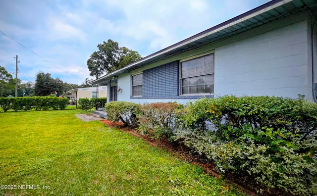 a view of backyard with garden