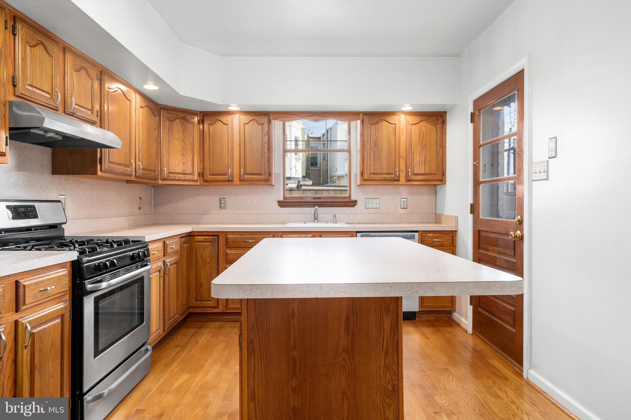 1911 South 3rd Street Philadelphia, PA 19148 - Photo 16 of 35 Eat-in Kitchen