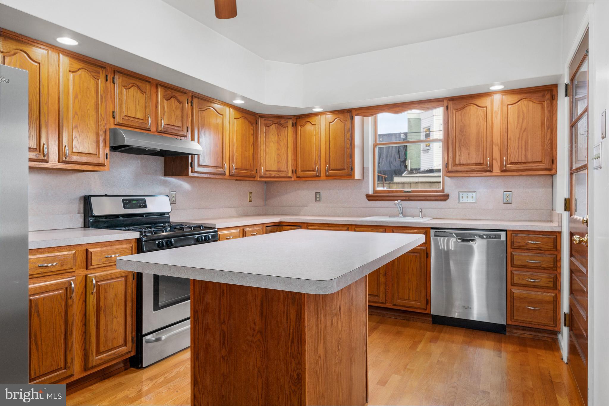 1911 South 3rd Street Philadelphia, PA 19148 - Photo 17 of 35 Eat-in Kitchen