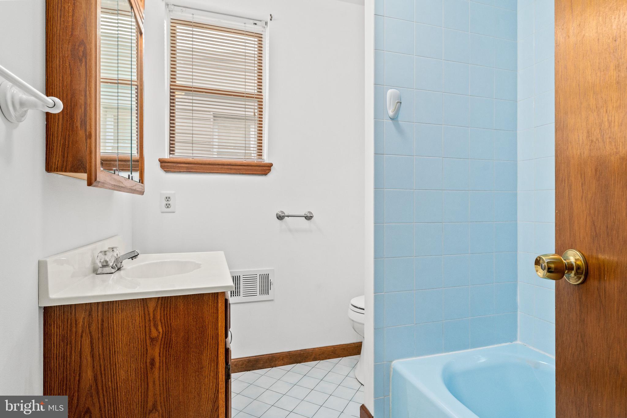 1911 South 3rd Street Philadelphia, PA 19148 - Photo 24 of 35 2nd bath