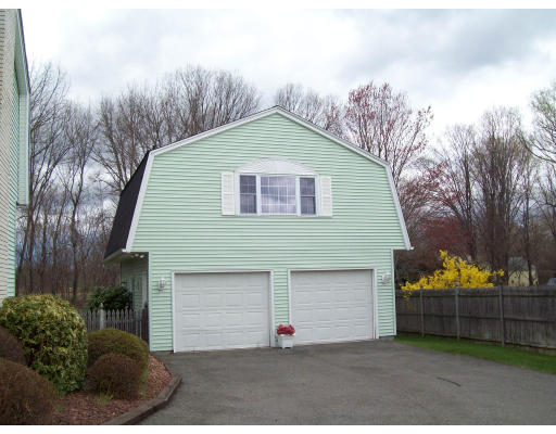 180 Country Road Agawam, MA 01001 - Photo 4 of 28 Gallery Image 4