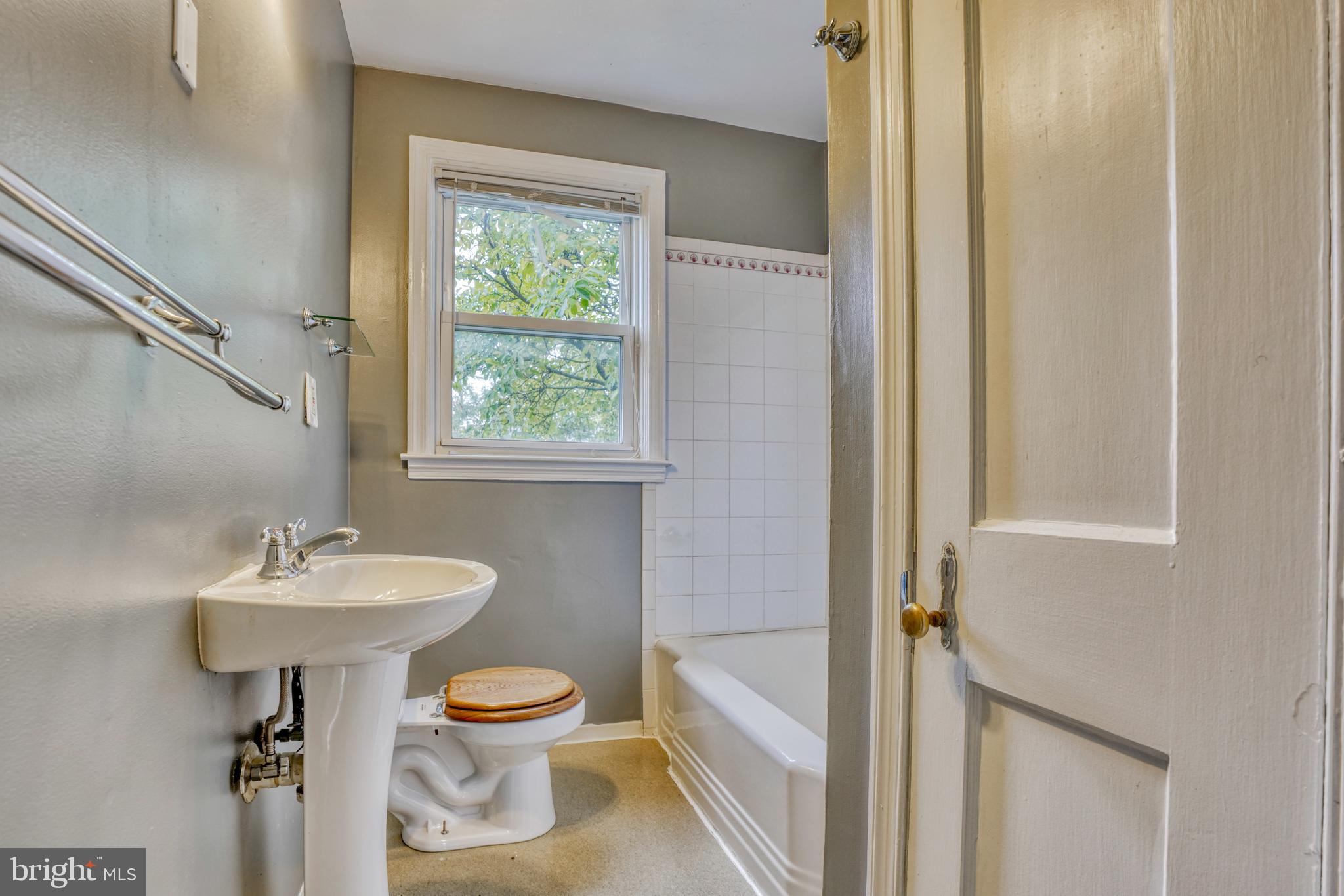 28 Briarwood Road Baltimore, MD 21228 - Photo 20 of 33 full bath