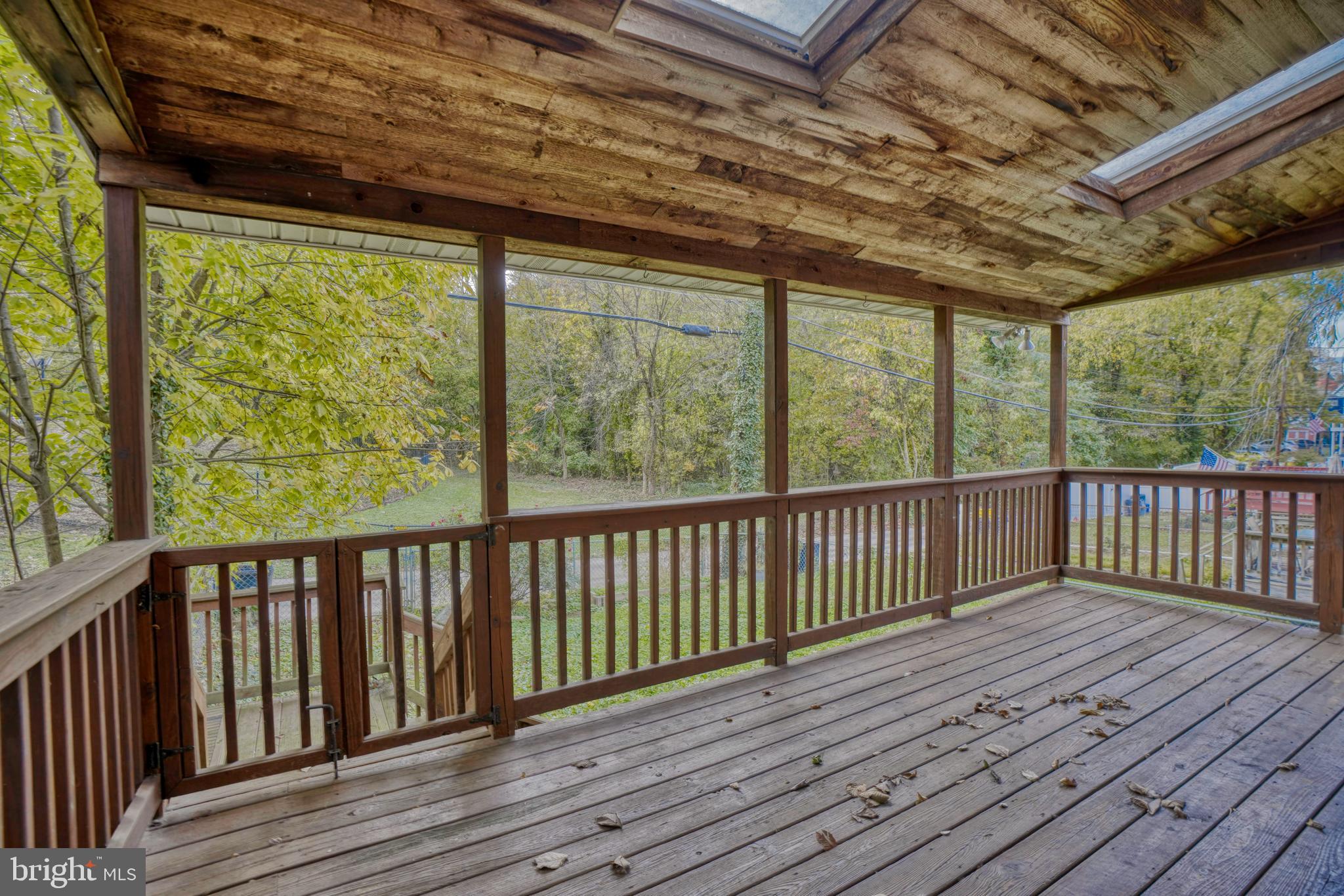 28 Briarwood Road Baltimore, MD 21228 - Photo 29 of 33 Screened in porch