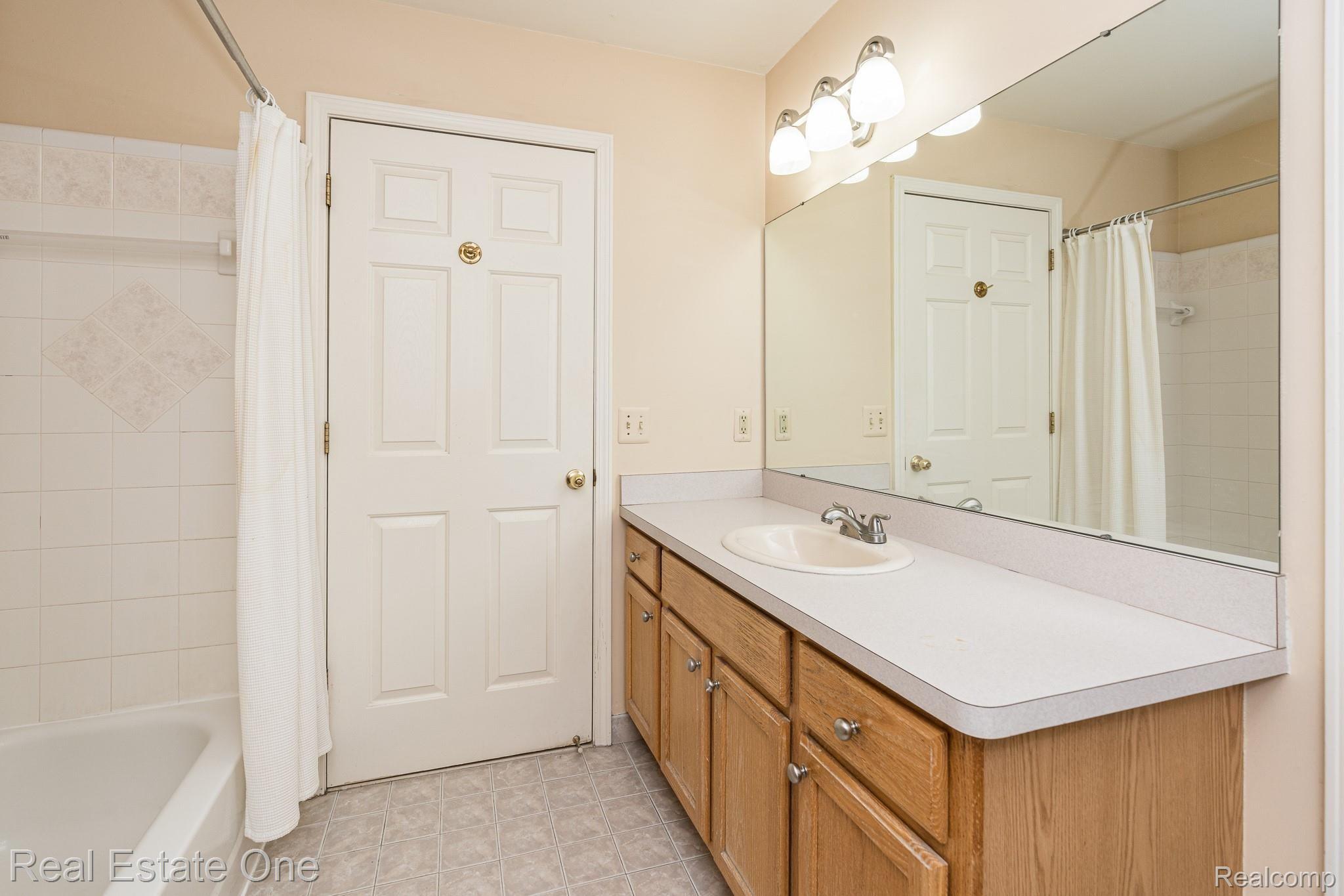 746 Elizabeth Street Rochester, MI 48307 - Photo 18 of 26 Dual entry bathroom