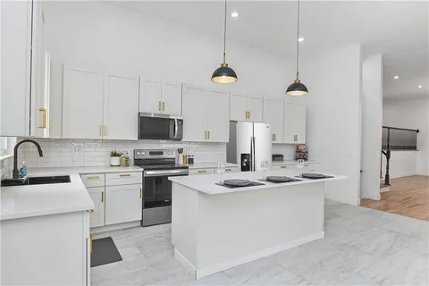 $449,000 | 9901 Countryside Road, Lenexa, KS 66215