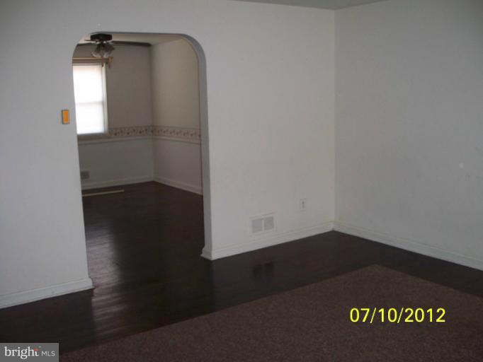 5406 Addington Road Baltimore, MD 21229 - Photo 12 of 14 Living Room