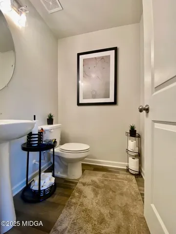 a bathroom with a toilet