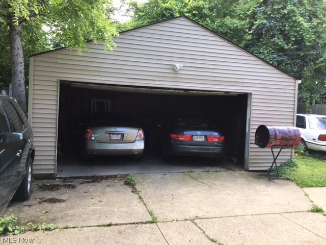 2811 Henninger Road Cleveland, OH 44109 - Photo 3 of 17