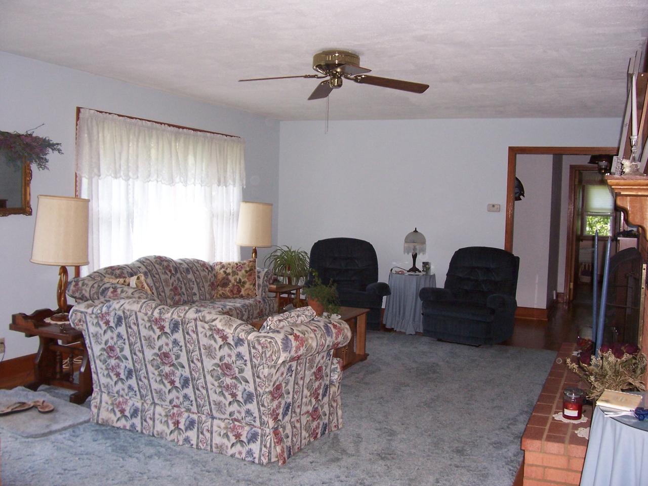 2051 Julia Road Renick, WV 24966 - Photo 11 of 20 Living Room