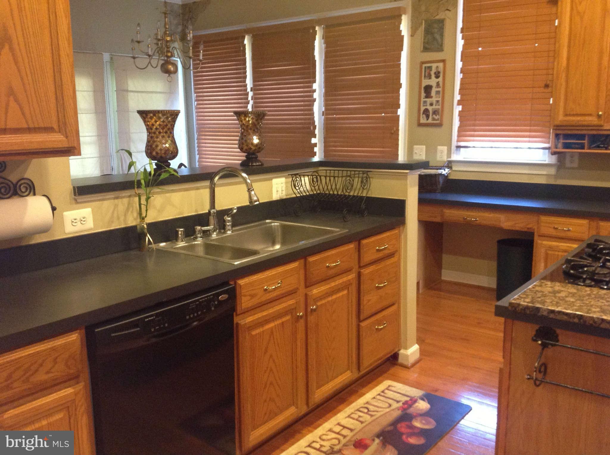 43004 Running Ridge Way Leesburg, VA 20176 - Photo 17 of 30 Kitchen