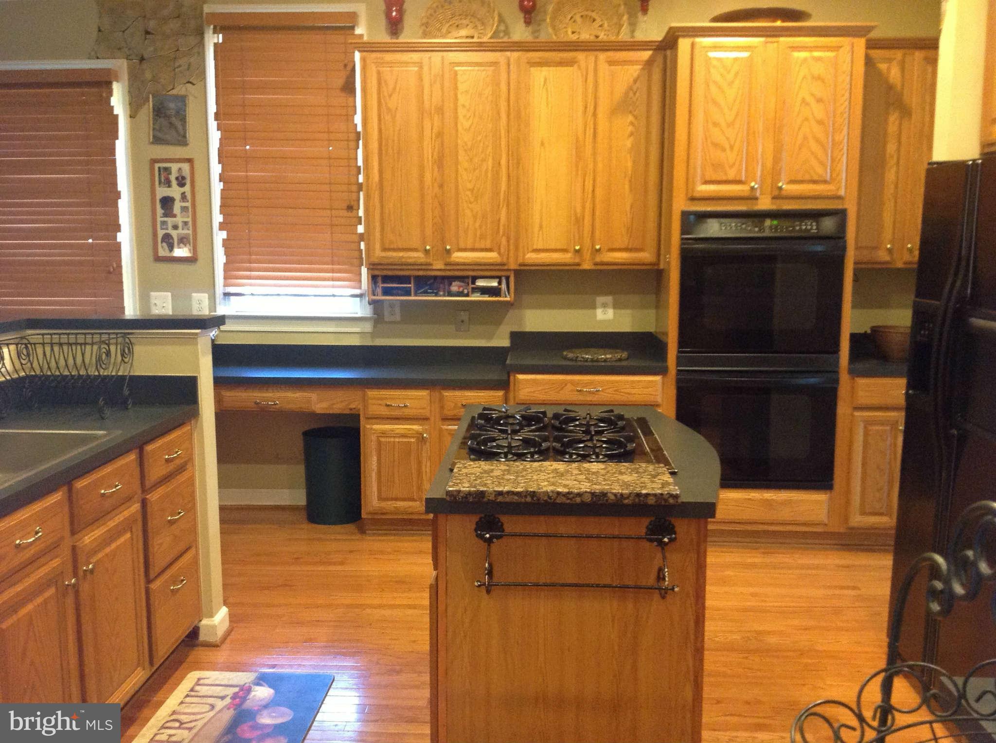 43004 Running Ridge Way Leesburg, VA 20176 - Photo 8 of 30 Kitchen