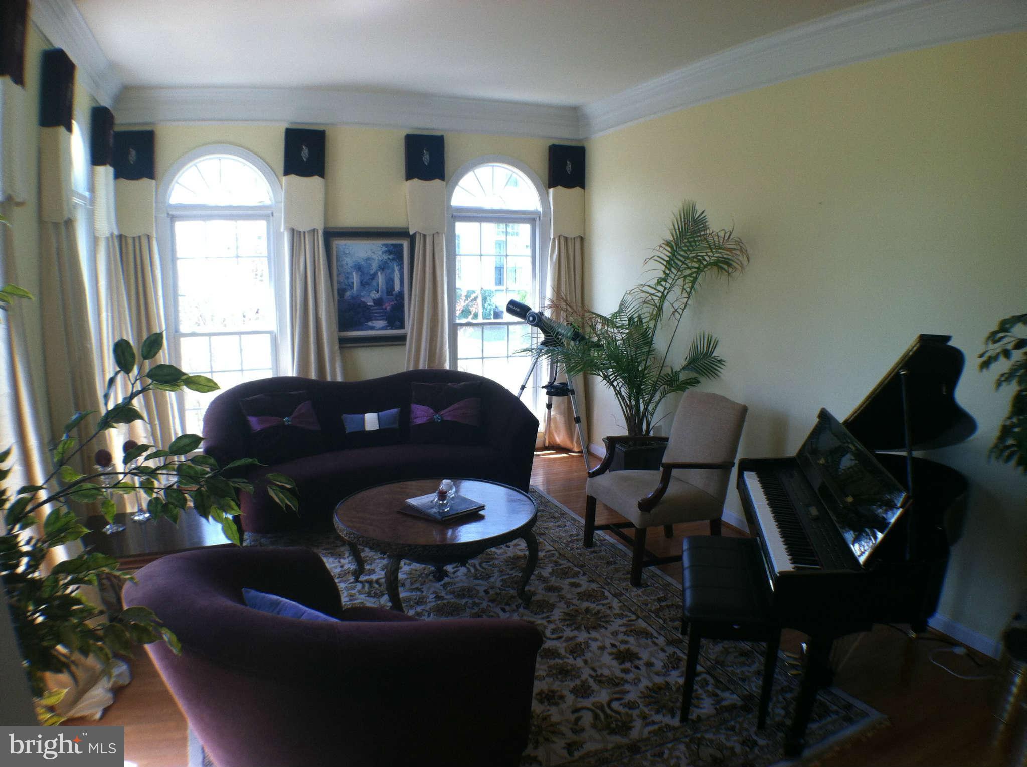 43004 Running Ridge Way Leesburg, VA 20176 - Photo 9 of 30 Living Room