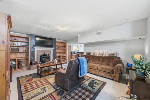 $375,000 | 2 Bandecon Way, Bloomington, IL 61704