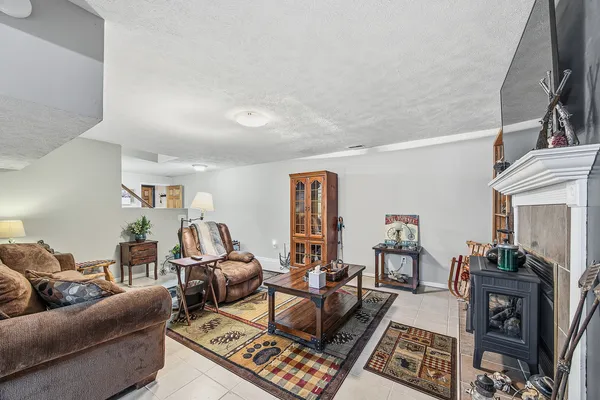 $375,000 | 2 Bandecon Way, Bloomington, IL 61704