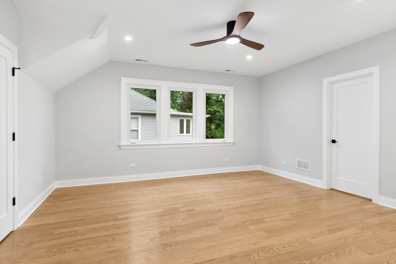 354 Lionel Road Riverside, IL 60546 - Photo 19 of 38 Gallery Image 19