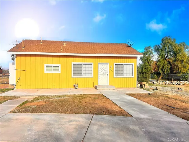 a view of a house with a backyard