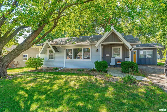 $155,000 | 1102 East Van Buren Street, Clinton, IL 61727