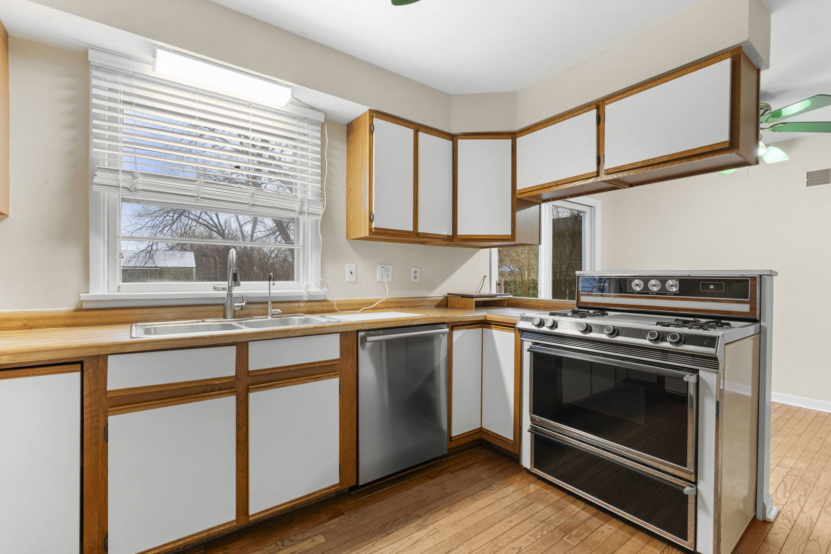 4715 West Crystal Lake Road McHenry, IL 60050 - Photo 4 of 32