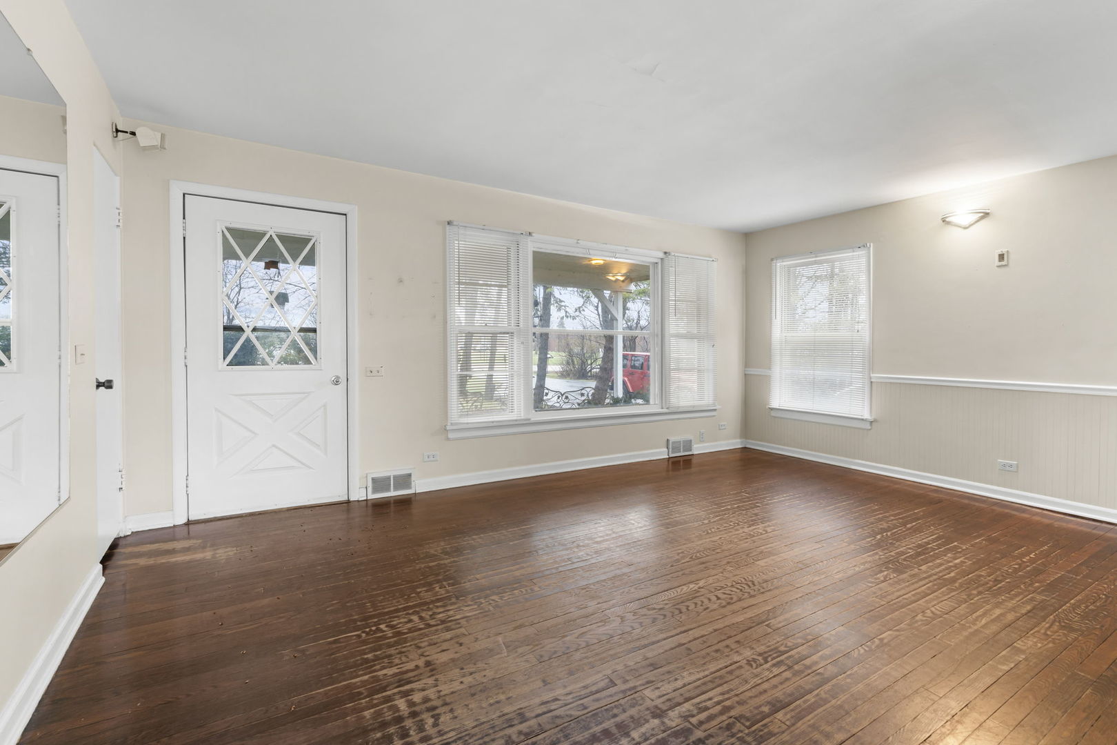 4715 West Crystal Lake Road McHenry, IL 60050 - Photo 7 of 32