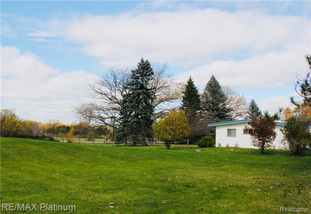 1031 South Elliott Road Fowlerville, MI 48836 - Photo 6 of 39 Lush Lawn