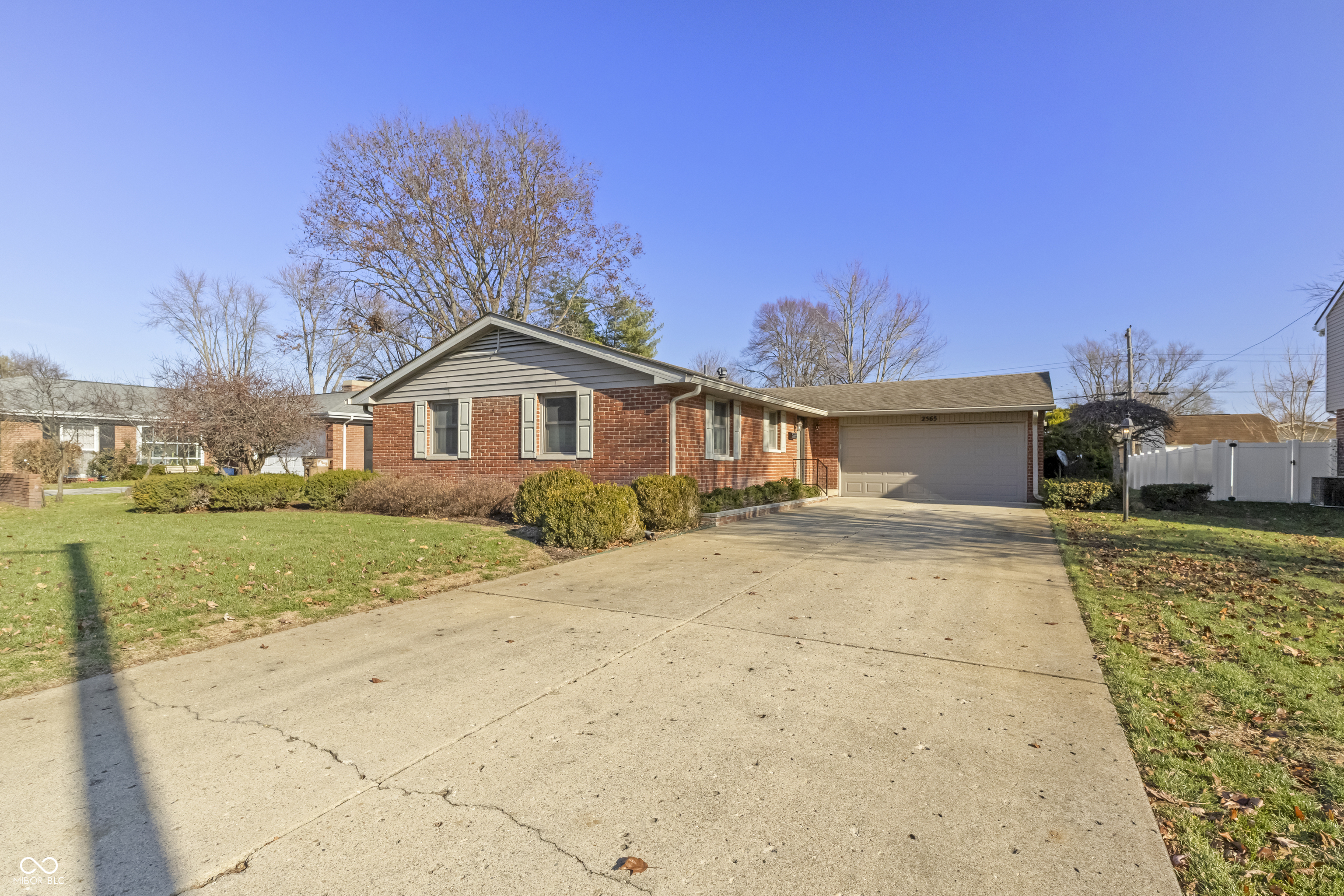 2565 Chestnut Street Columbus, IN 47201 - Photo 2 of 38