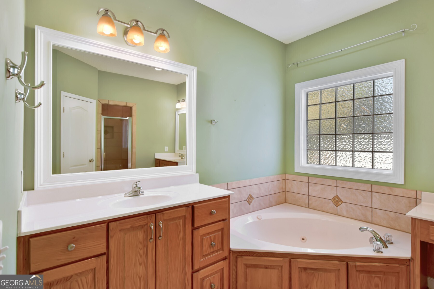 138 Arlington Way Brunswick, GA 31523 - Photo 17 of 32 a bathroom with a sink and a bathtub
