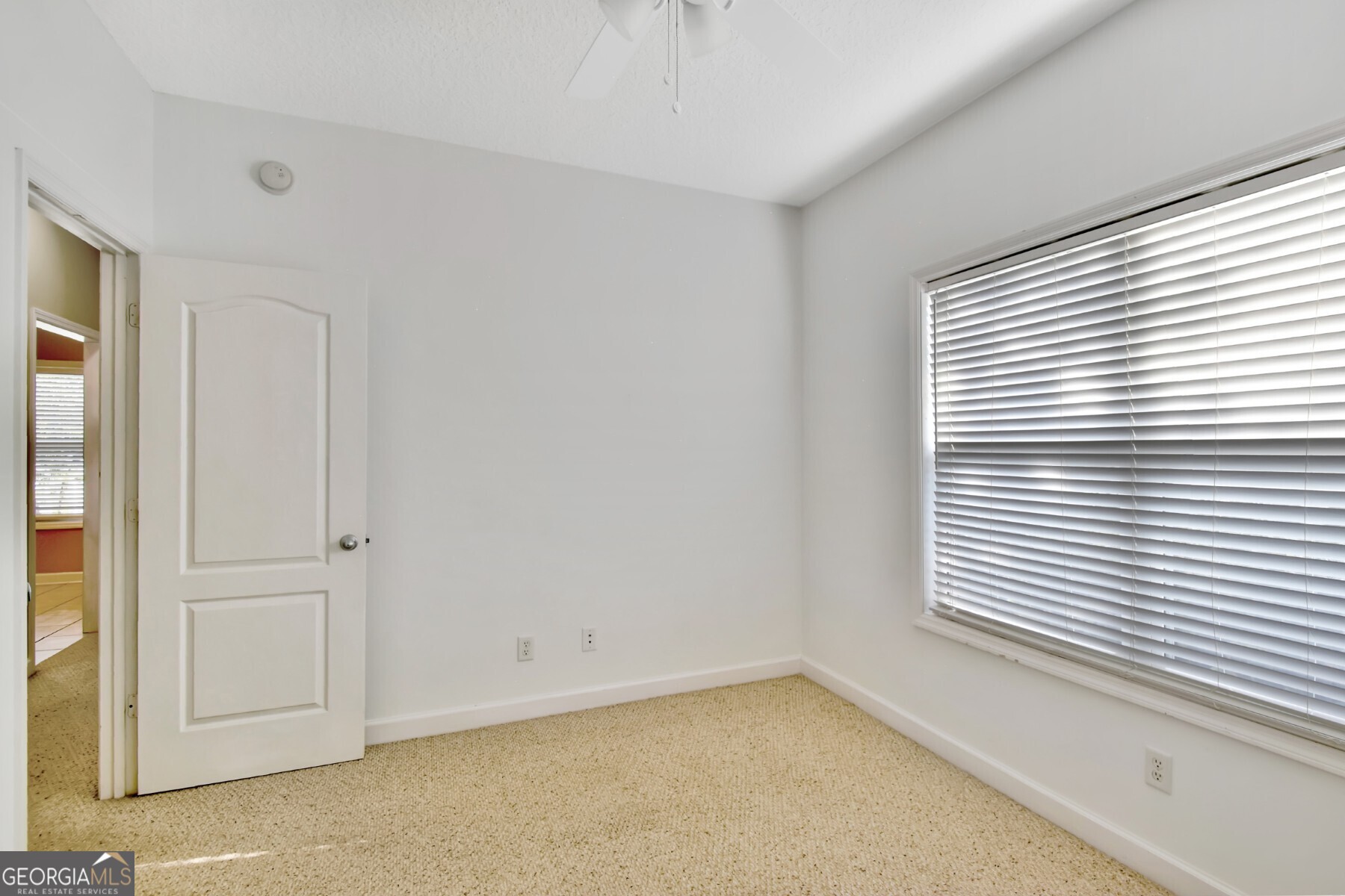 138 Arlington Way Brunswick, GA 31523 - Photo 20 of 32 an empty room with a window