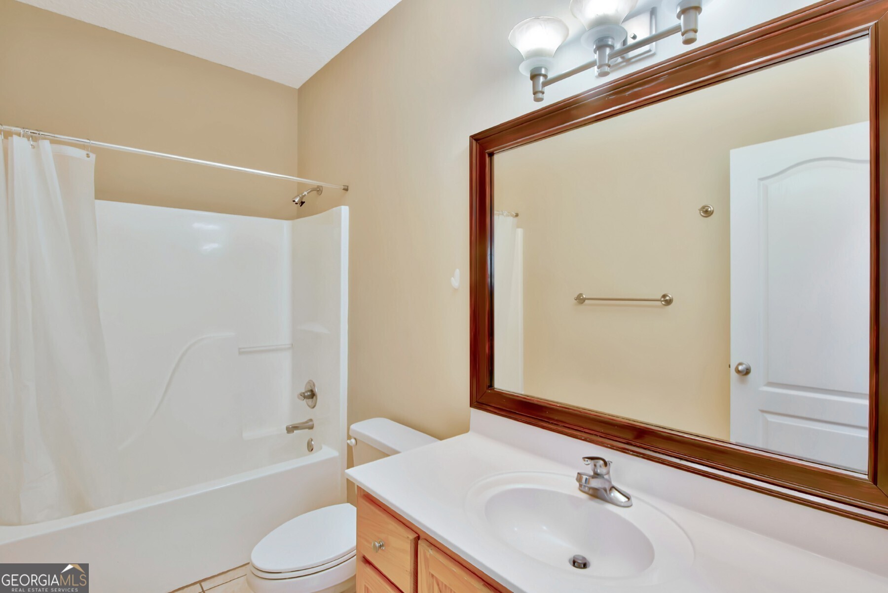138 Arlington Way Brunswick, GA 31523 - Photo 21 of 32 a bathroom with a sink a toilet and shower