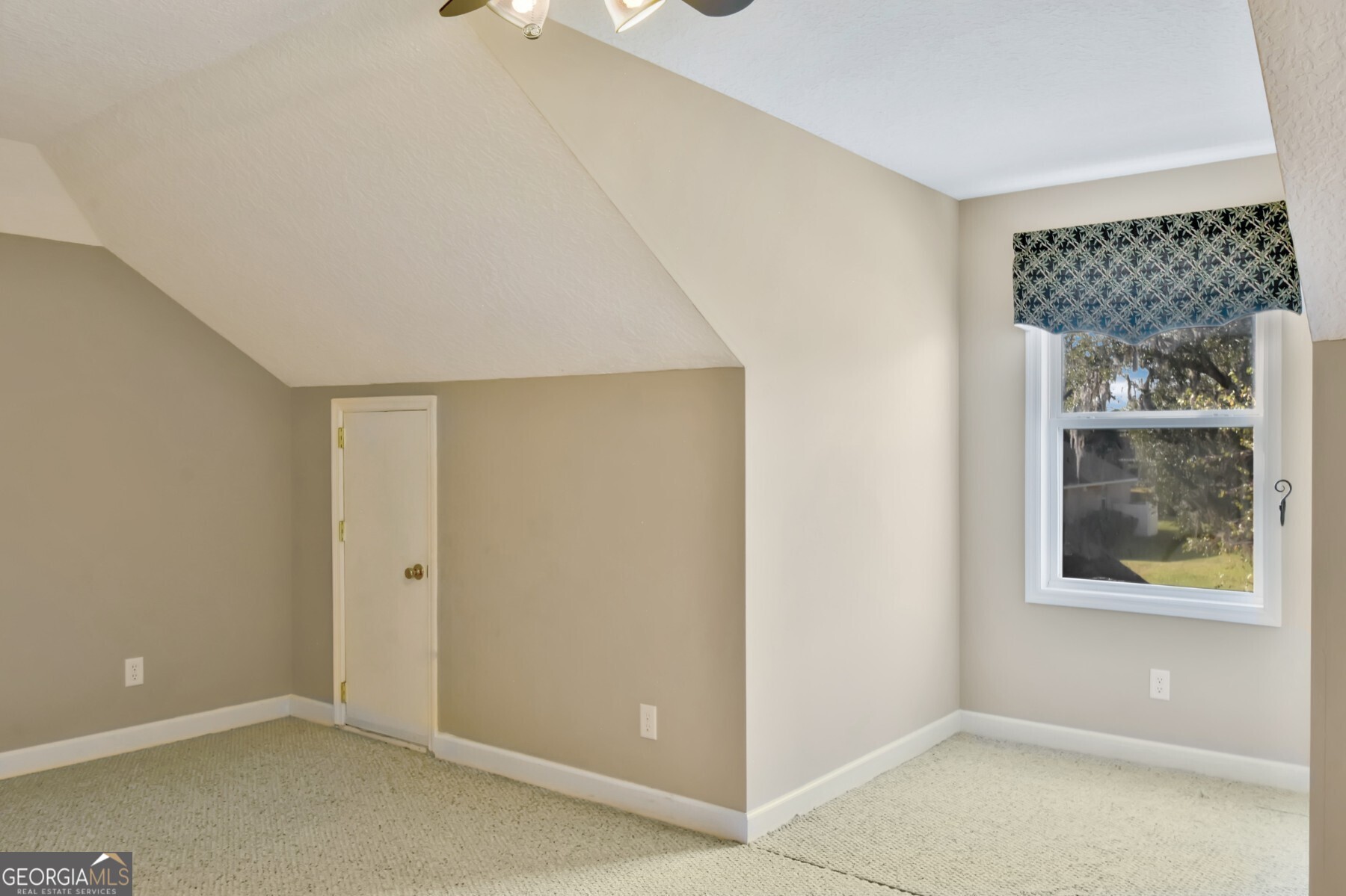 138 Arlington Way Brunswick, GA 31523 - Photo 23 of 32 an empty room with windows