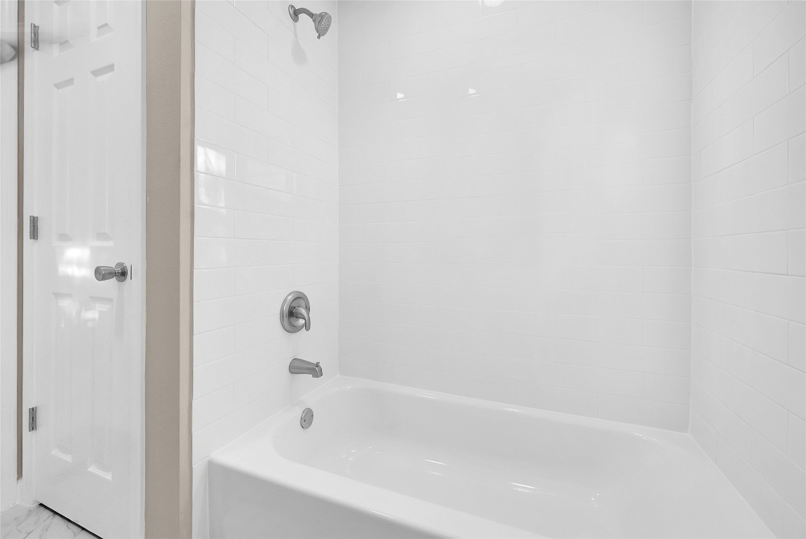 408 North Speed Street Wharton, TX 77488 - Photo 4 of 11 a bathroom with a bathtub