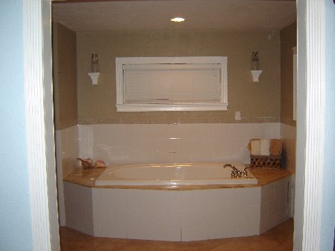 1018 Valencia Road Key Largo, FL 33037 - Photo 21 of 26 Master bath Tub