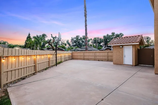 a view of a backyard