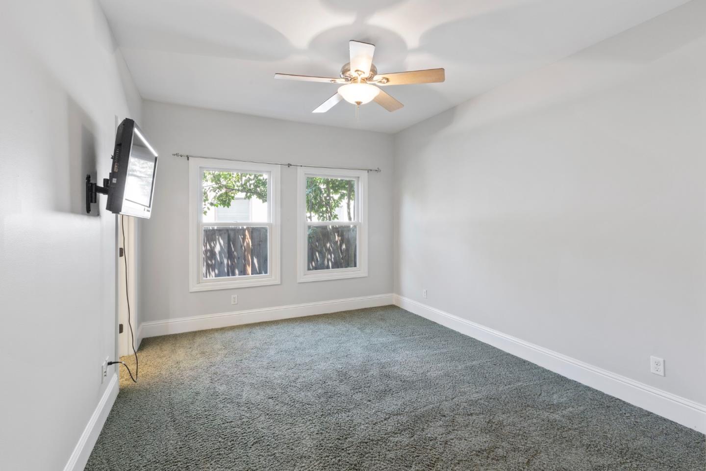 976 Riverside Drive San Jose, CA 95125 - Photo 31 of 78 an empty room with windows and fan