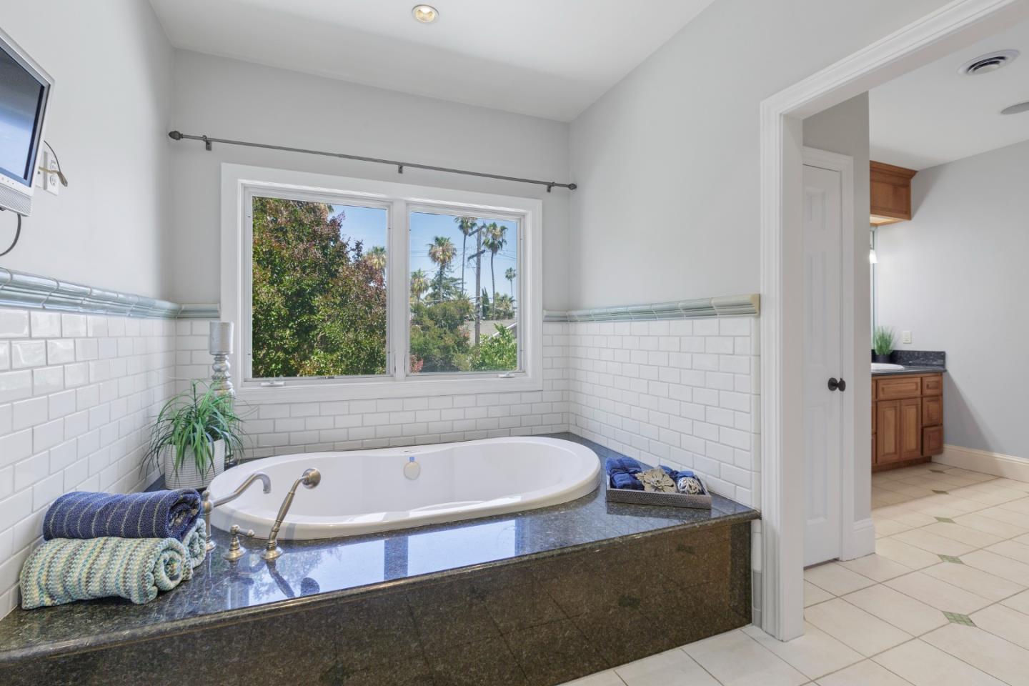 976 Riverside Drive San Jose, CA 95125 - Photo 54 of 78 a bathroom with bathtub and a bathtub