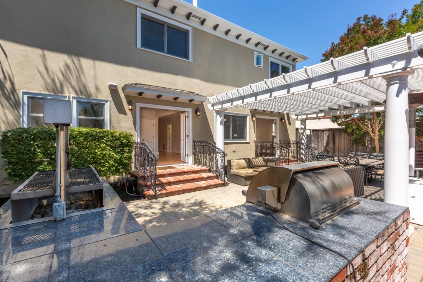 976 Riverside Drive San Jose, CA 95125 - Photo 58 of 78 a view of a building with sitting area