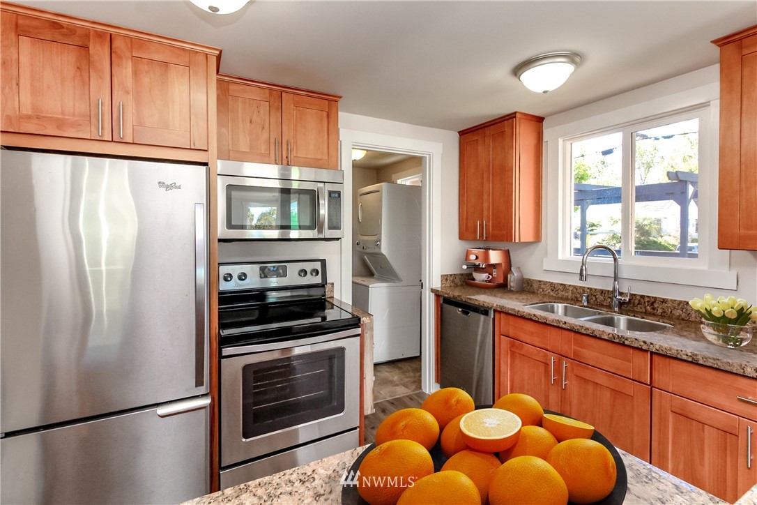 11932 Renton Avenue South Seattle, WA 98178 - Photo 3 of 22 Gallery Image 3