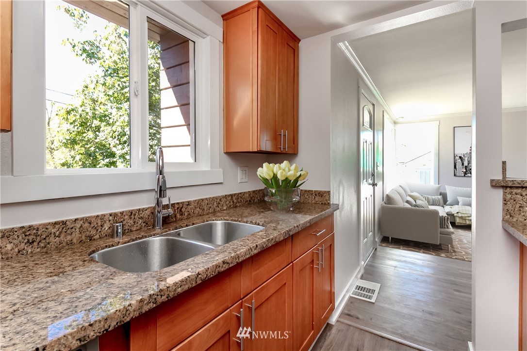 11932 Renton Avenue South Seattle, WA 98178 - Photo 5 of 22 Gallery Image 5