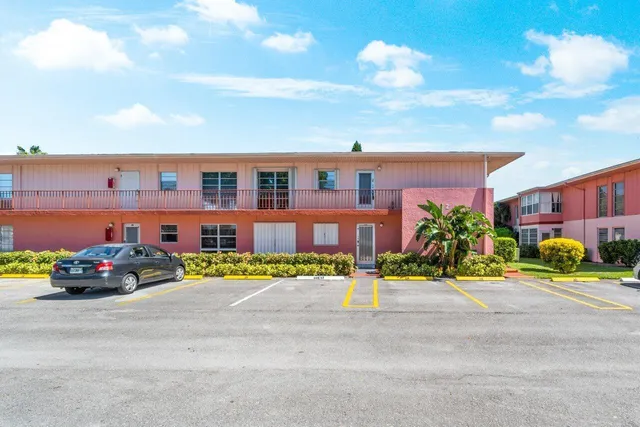 $2,000 | 2 Golfs Edge, Unit D, West Palm Beach, FL 33417