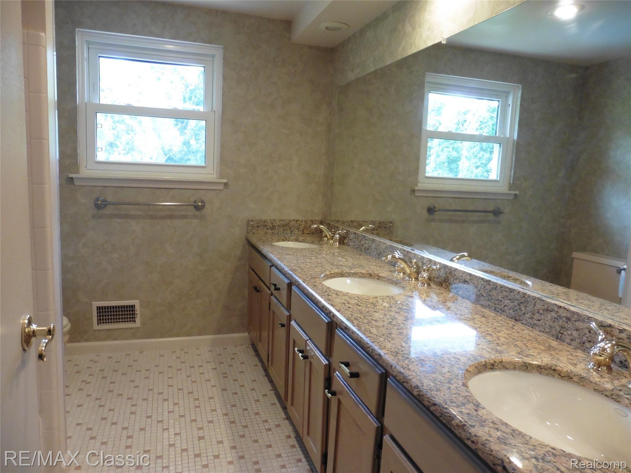 16810 Wayne Road Livonia, MI 48154 - Photo 22 of 30 Main bath.JPG