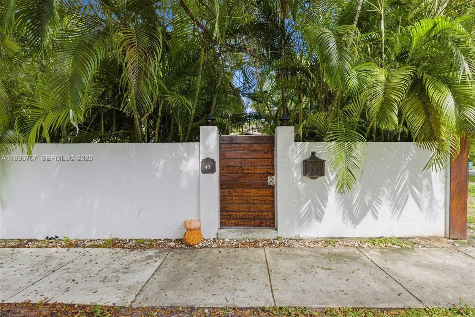 401 Southwest 28th Road Miami, FL 33129 - Photo 22 of 45 a backyard of a house