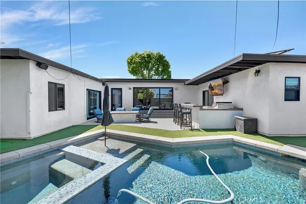 $1,249,000 | 2916 Charlemagne Avenue, Long Beach, CA 90815