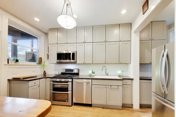 $385,000 | 1324 West Albion Avenue, Unit 1E, Chicago, IL 60626