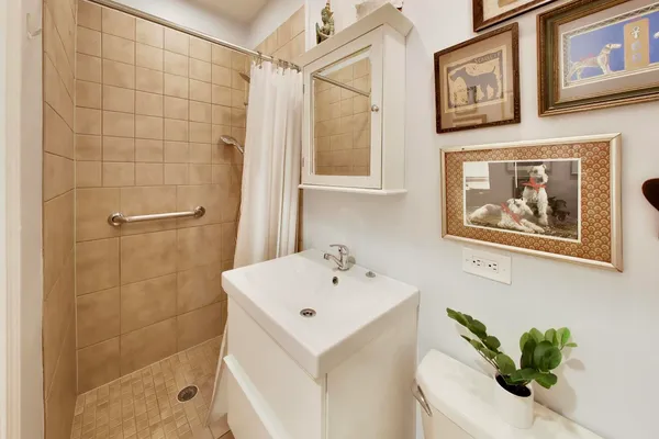 $385,000 | 1324 West Albion Avenue, Unit 1E, Chicago, IL 60626