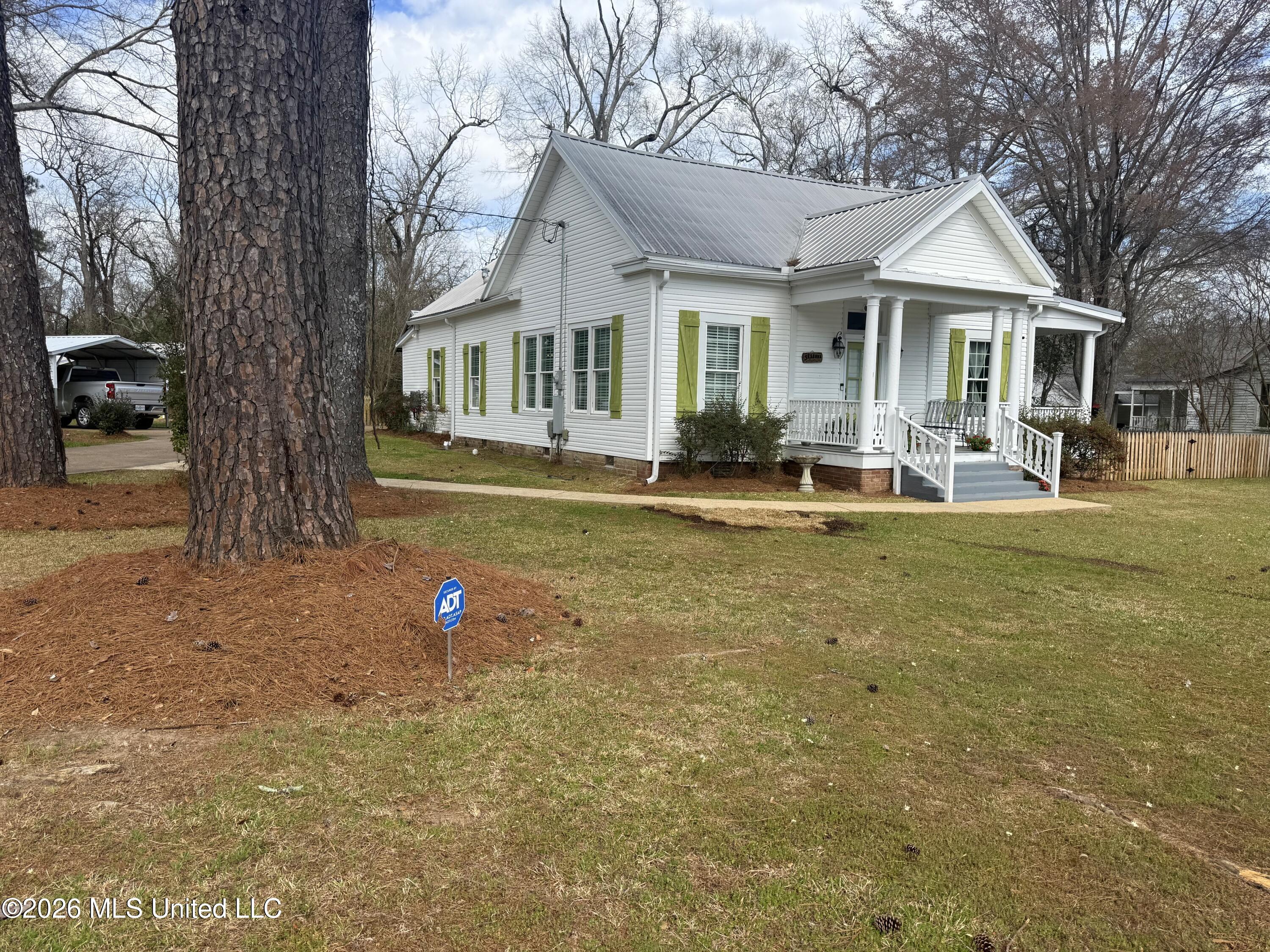 404 West Georgetown Street Crystal Springs, MS 39059 - Photo 2 of 27 IMG_1209