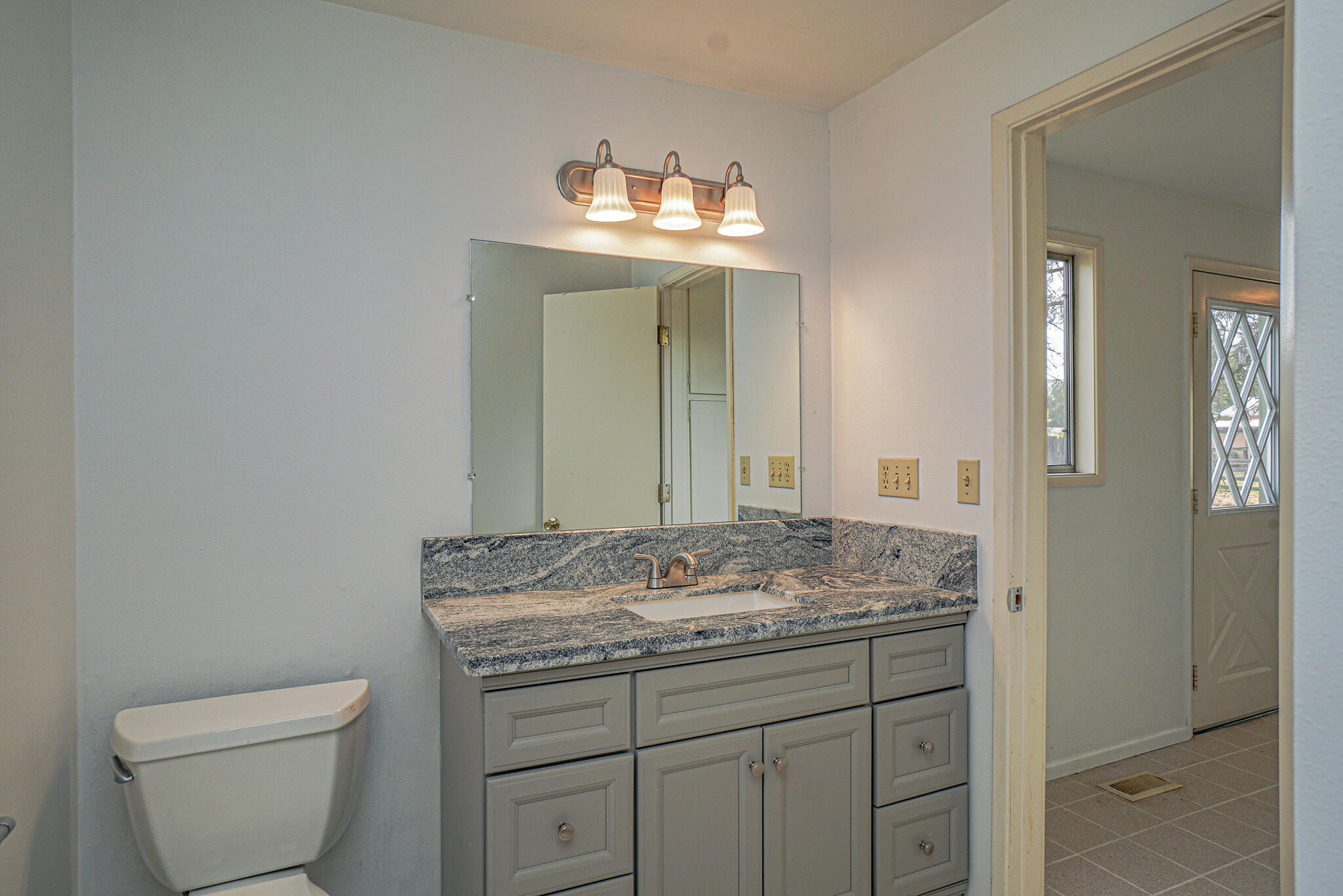 674 Oak Grove Road Medford, OR 97501 - Photo 17 of 47 Primary bathroom.