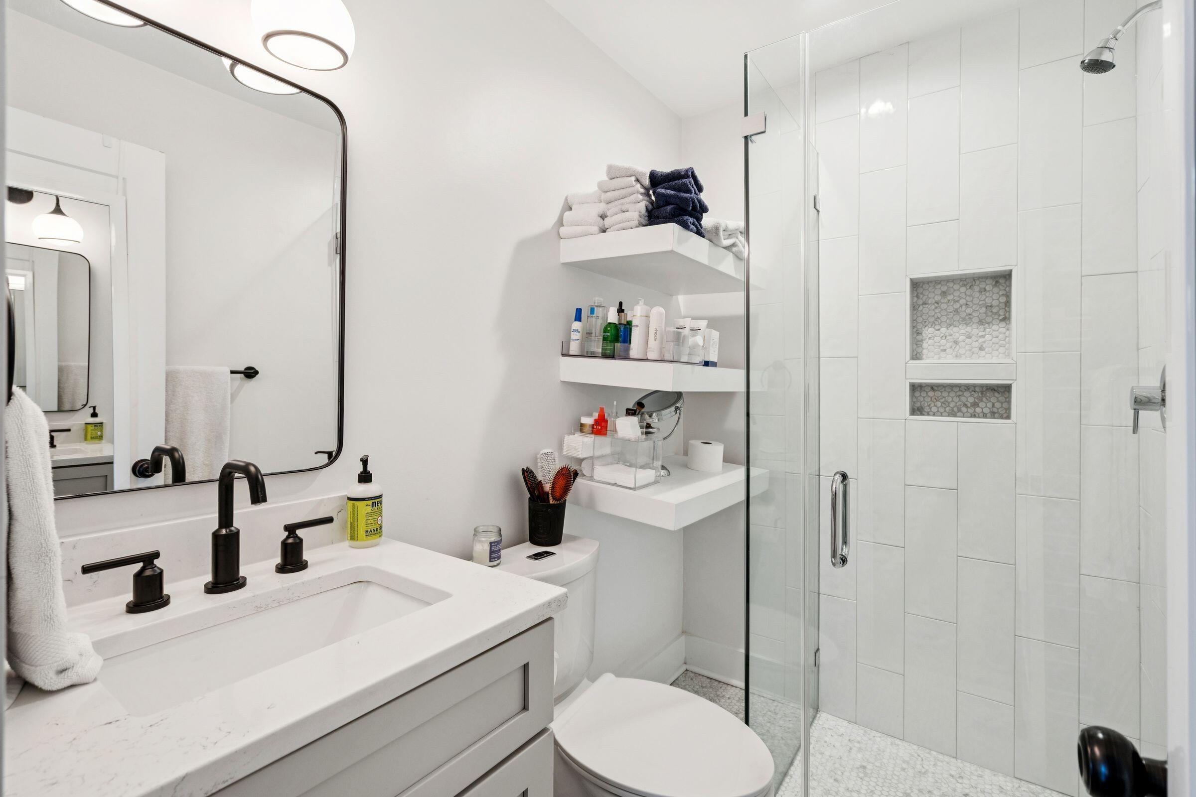 16 Cleveland Street, Unit 300 Charleston, SC 29403 - Photo 13 of 25 En-Suite Bath 1