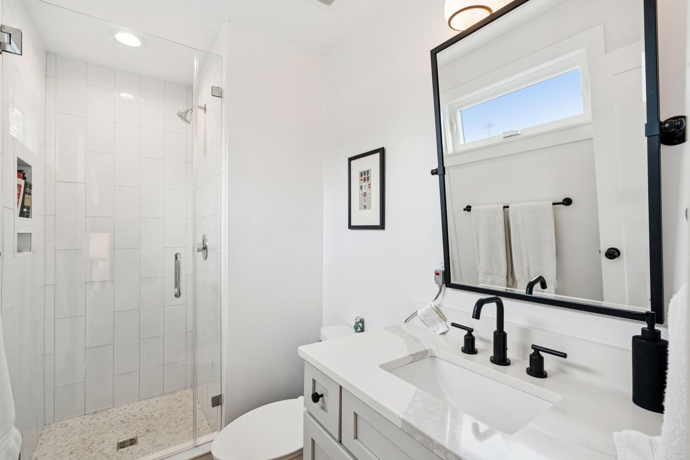 16 Cleveland Street, Unit 300 Charleston, SC 29403 - Photo 22 of 25 En-Suite Bath 3