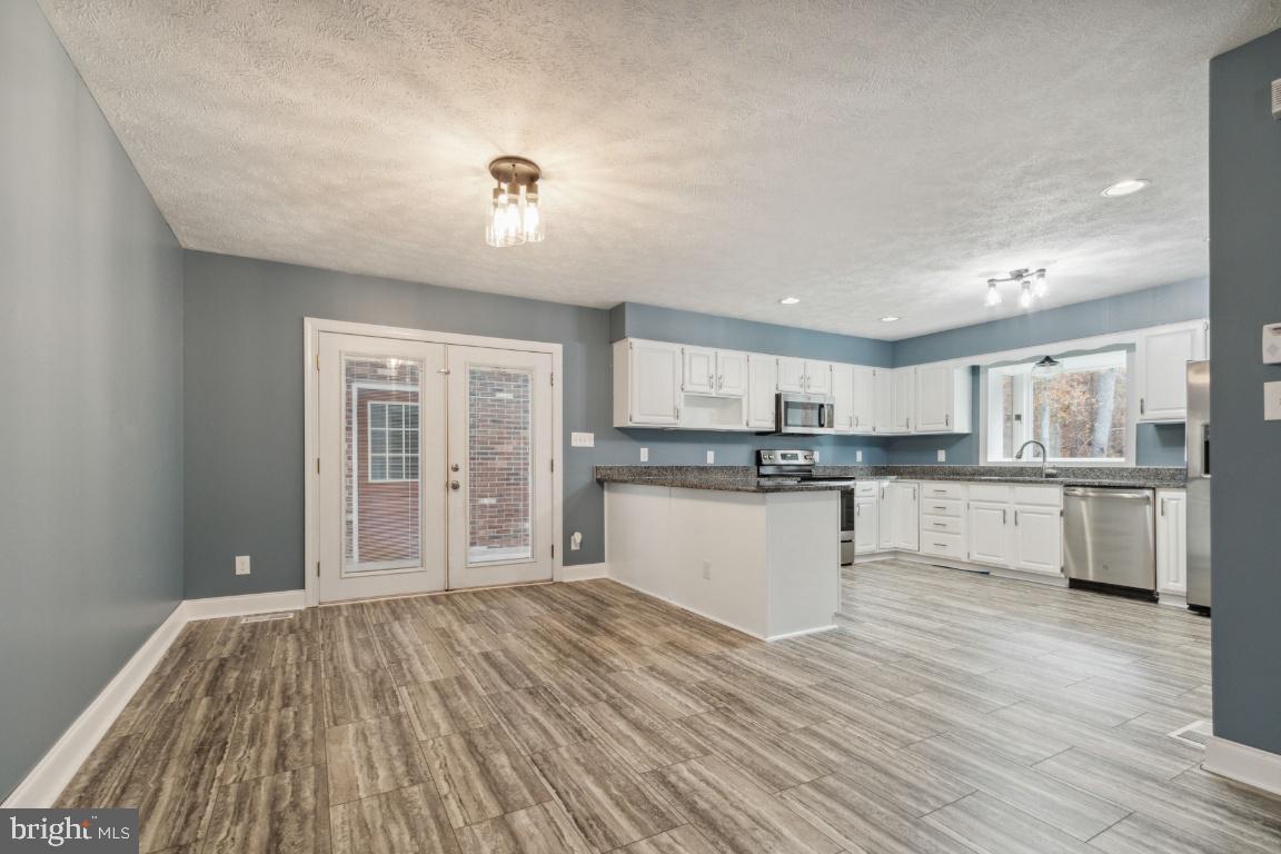 240 Sandy Ridge Road Fredericksburg, VA 22405 - Photo 6 of 43 Large peninsula makes cooking a breeze